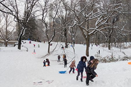 2021年2月2日，不少家庭带着孩子到中央公园滑雪。