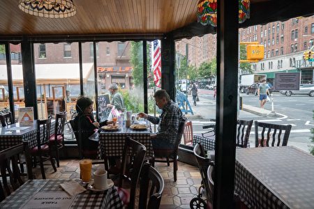 图为2020年10月1日，纽约市民在一间餐馆内用餐。