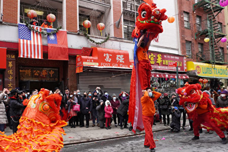 紐約中華公所與屬下60僑團邀請舞獅表演作為2021年新春團拜大會的開場。