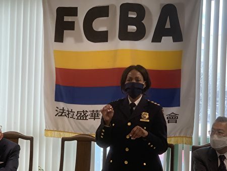 紐約市警察局巡邏長霍姆斯（Juanita Holmes）大年初一到訪法拉盛華人工商促進會，用中文向華人拜年。