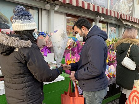 不少男士在情人節購買鮮花送給心上人。