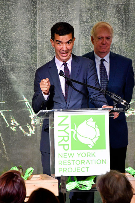 图摄于2017年6月19日，前方人物为纽约市议员罗德里格斯（Ydanis Rodriguez）。