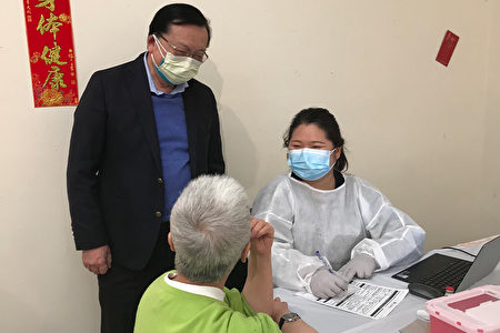 2021年2月25日，亚美医师协会会长刘季高医师（左一）探视注册护士（右一）为纽约华埠孔厦居民接种疫苗。