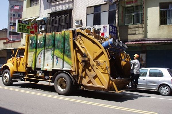 台灣過年垃圾清運 六都收運時間一覽 | 收垃圾 | 資源回收 | 垃圾車清運 | 大紀元