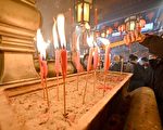组图：疫情肆虐 海外华人牛年伊始祈福忙