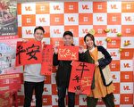 劉冠廷大霈揮毫慶牛年 金馬導演甘當書僮磨墨