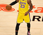 NBA湖人双星耀眼 射下老鹰