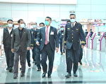 徐国勇慰勉机场移民官  送加菜金小红包感谢