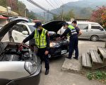 上山赏樱车没电 大溪警替游客解困