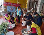 製作蘿蔔糕分送   彰化縣榮民眷齒頰留香