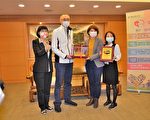 白珮茹媒合瀝青公司 捐贈新北市復康巴士