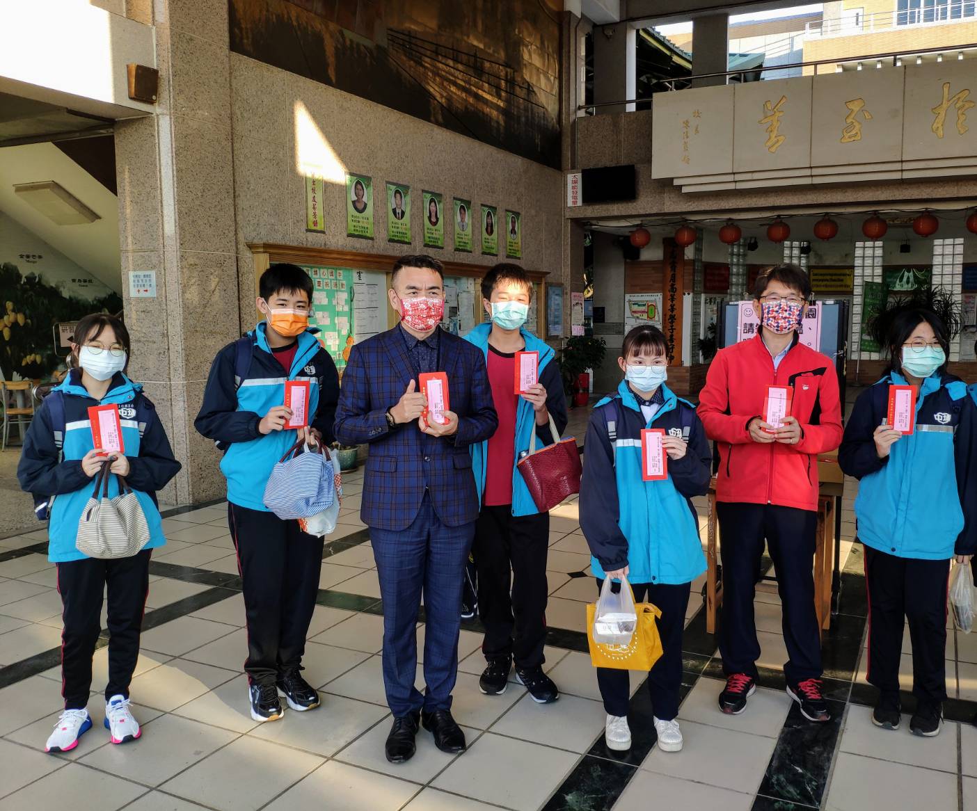 防疫安全开学乐埔心国中学子领福袋 大纪元