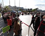 林右昌發送元宵提燈 民眾扶老攜幼大排長龍