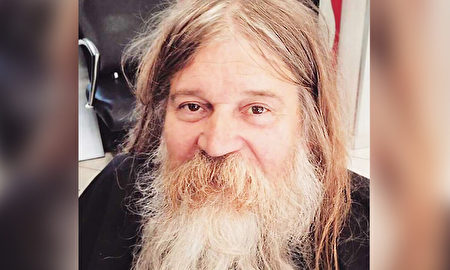 接受发型师义剪流浪汉秒变绅士男震惊网友 理发 微笑 大纪元