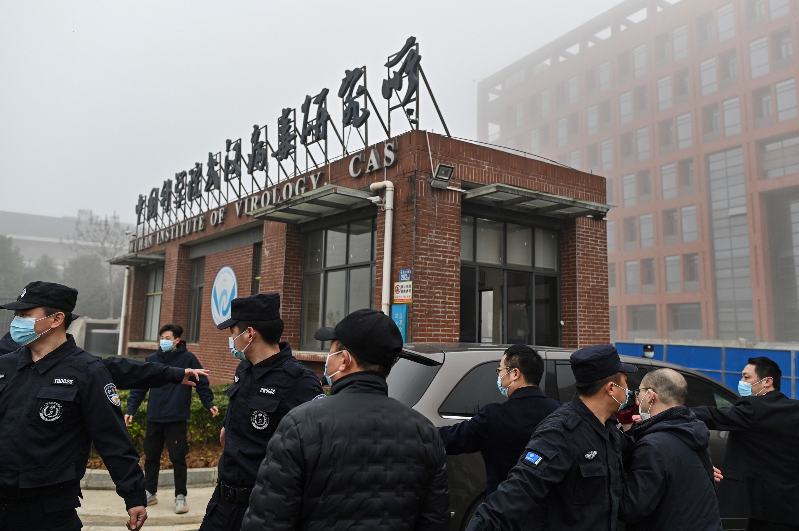 2021年2月3日，世衛專家小組的車隊到達武漢病毒研究所，調查中共病毒的來源。該研究所大門前部署了大量警力嚴密把守。(HECTOR RETAMAL/AFP via Getty Images)