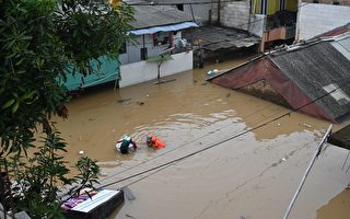 组图：印尼多地暴雨成灾 居民紧急撤离