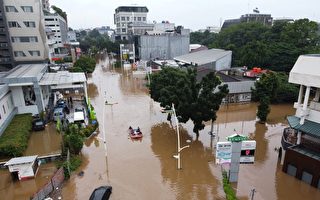 组图：印尼洪灾 水深达1.8米 逾千人撤离