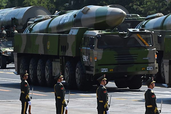 2015年9月3日，中共的东风-26弹道导弹在北京的阅兵仪式上亮相。（Greg Baker/AFP via Getty Images）