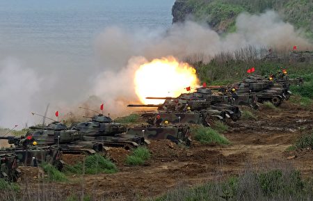 台湾军队的主要战略是反登陆防御作战。图为2017年5月25日，美制的M60 A3坦克澎湖诸岛滩头演习实弹射击。（Sam Yeh/AFP via Getty Images）