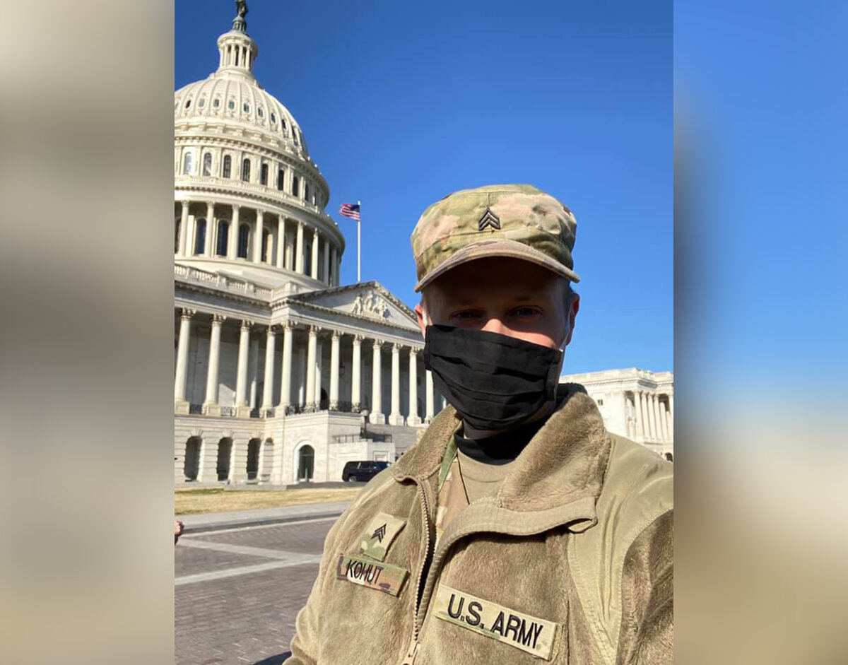 雅各布‧科胡特中士一直在哥倫比亞特區國民警衛隊(District of Columbia National Guard)夜以繼日地工作,以保護國家的首都,並在輪班之間教授來自哥倫比亞特區的學生。(由雅各布‧科胡特提供)