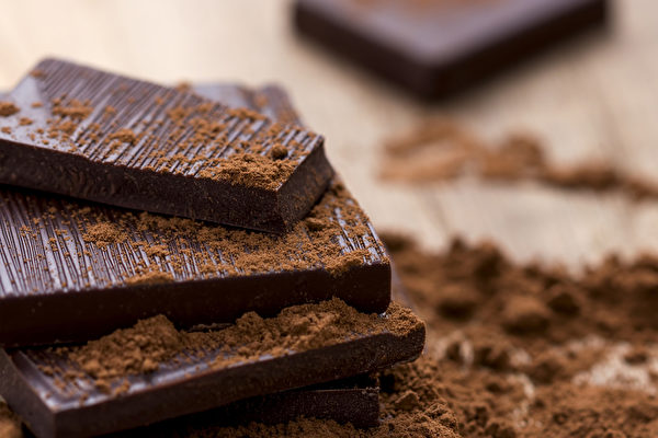 黑巧克力护心、降血压又能吃出好心情，选择纯度的越高越好。(Shutterstock)