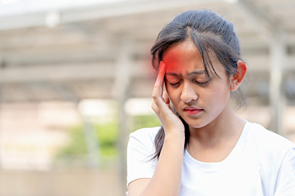 偏头痛虽然不是会危及生命的疾病，但伴随的症状非常多。(Shutterstock)