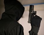 為保護母親 14歲女兒揮砍刀擊退持槍劫匪