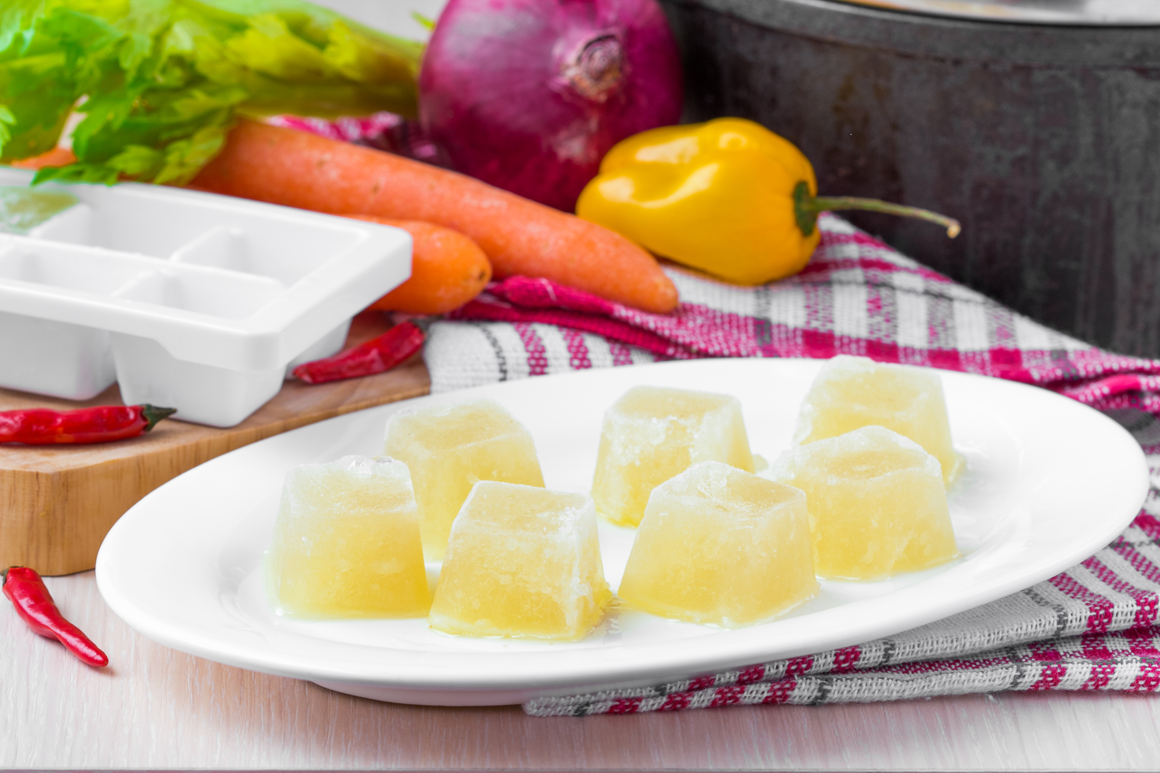 備餐時可以事先將雞肉蔬菜湯製成冰塊,分次食用。(圖/shutterstock)