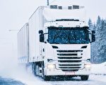大雪中助推卡车上坡 她获赞英国“女超人”