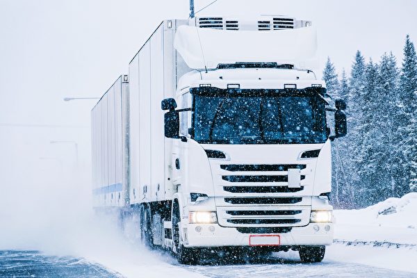 大雪中助推卡車上坡 她獲讚英國「女超人」