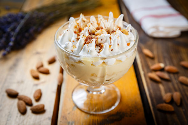 shutterstock,Almond,Pudding,Dessert,With,Whipped,Cream,Served,In,A,Transparent,玫瑰料理