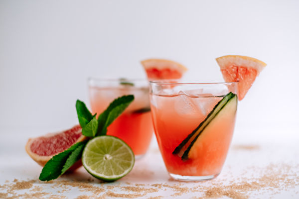 Grapefruit,Cocktail,,Lemonade,With,Lime,,Mint,And,Pieces,Of,Ice