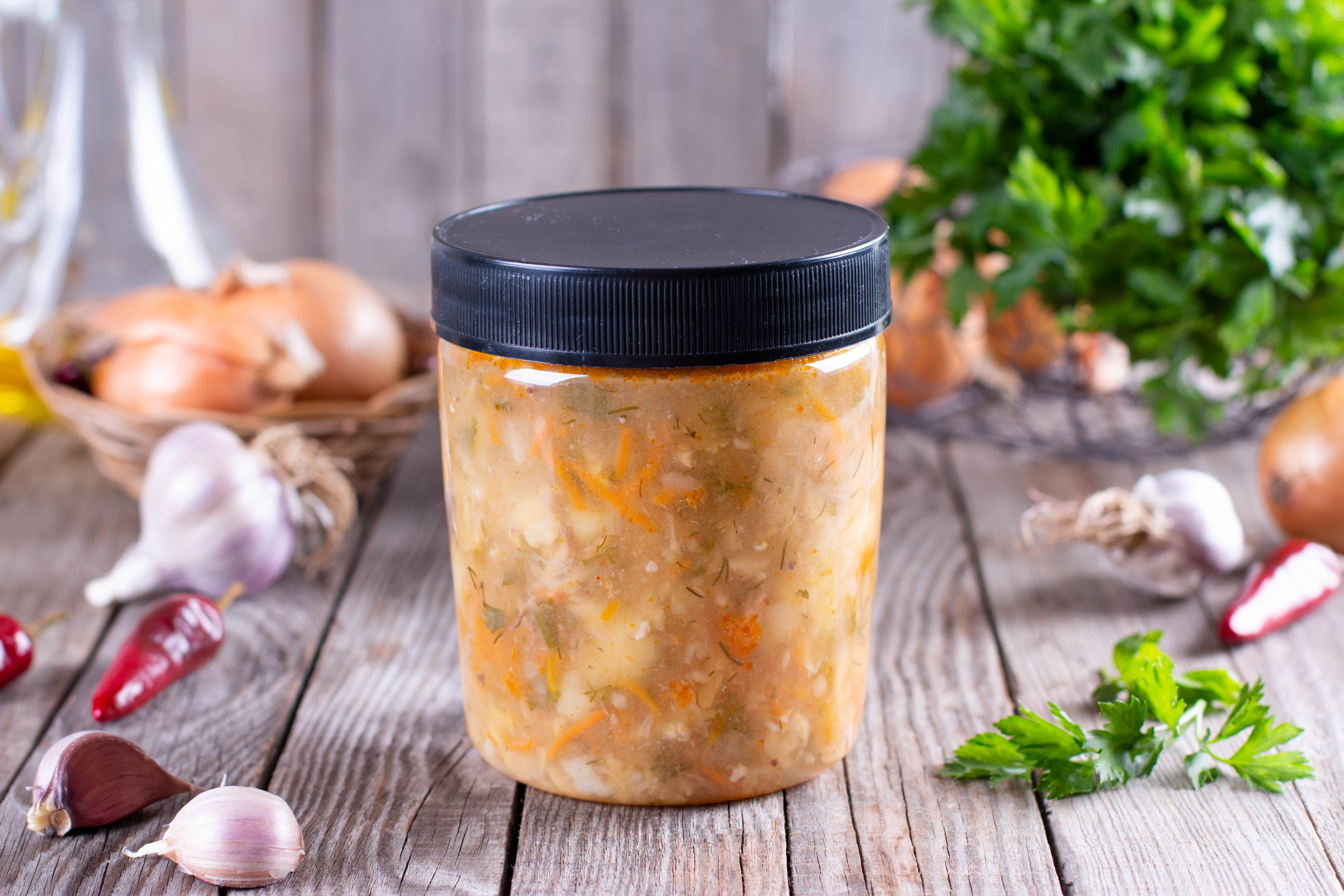 用自己喜歡的容器冷凍保存湯品,但要確保食品安全。(圖/shutterstock)
