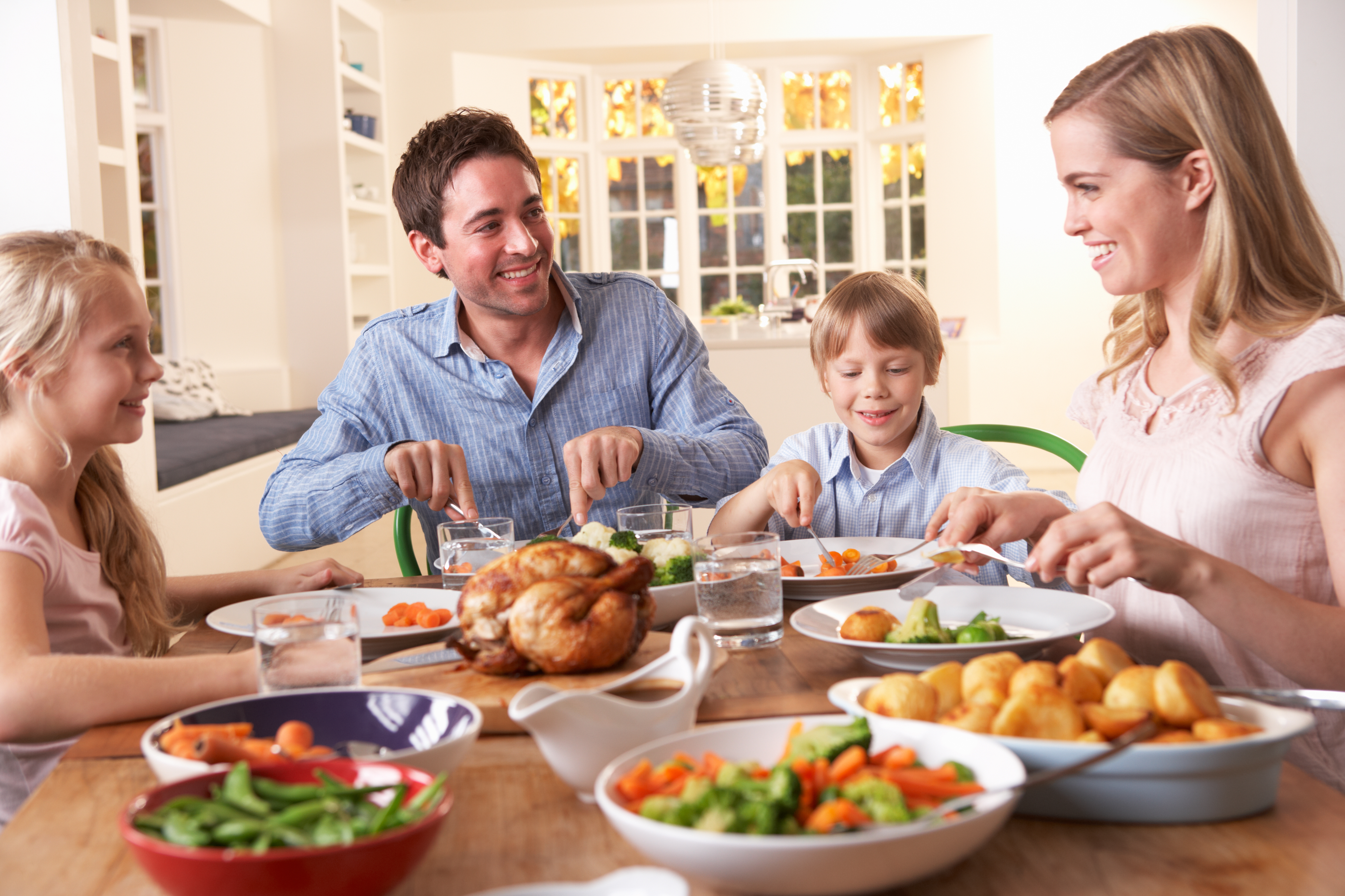 营造愉快的用餐气氛。(图/shutterstock)