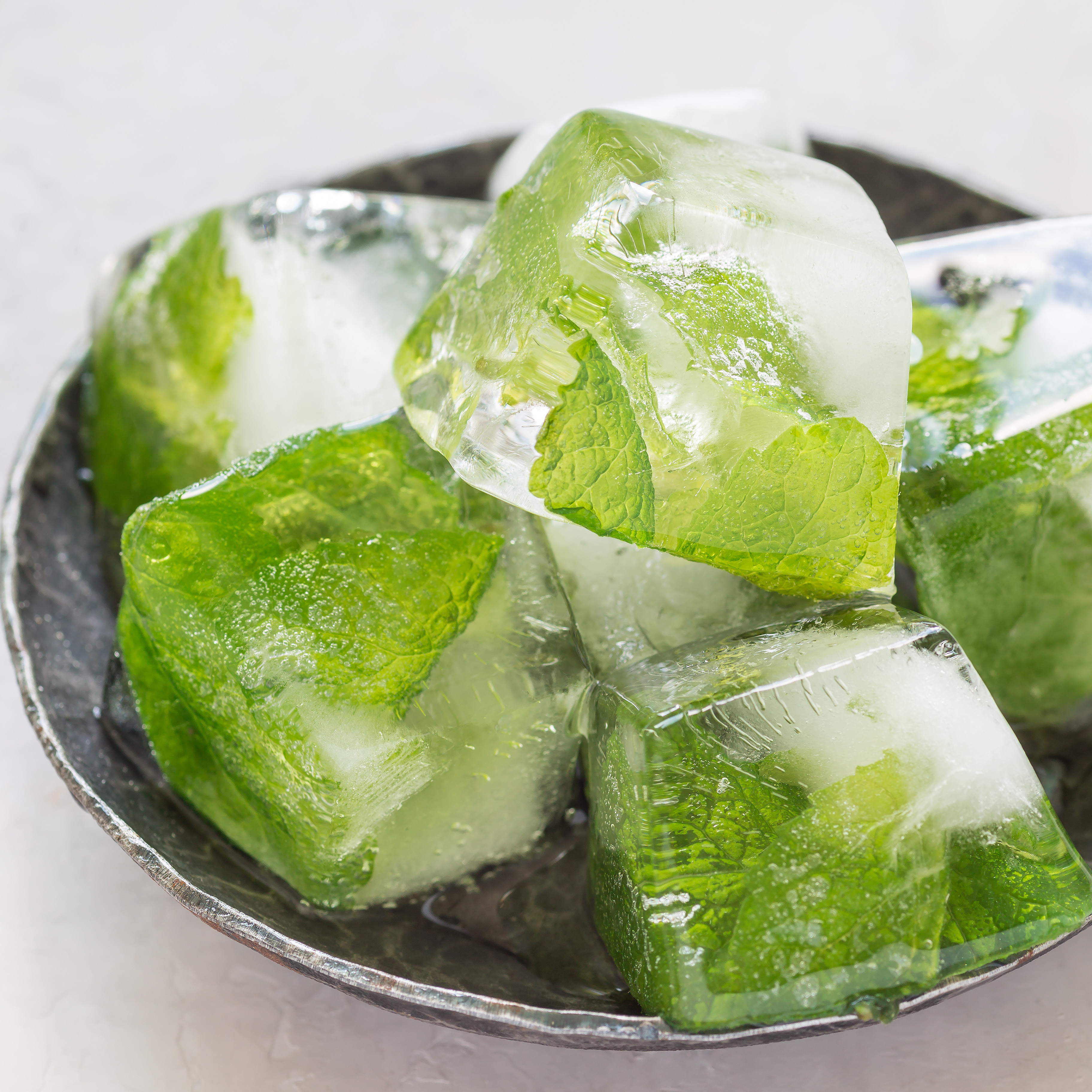 將薄荷葉製成冰塊，可保持新鮮。(圖/shutterstock)