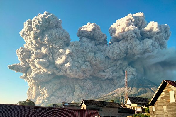 組圖：印尼火山噴發 煙塵衝天高達五千米
