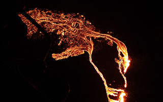 组图：沉睡六千年冰岛火山喷发 照亮夜空