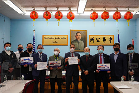 2021年3月2日，市議員李文因競選曼哈頓區長，至紐約中華公所拜訪華埠僑領。