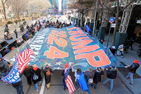 川普支持者3月5日在曼哈頓中城遊行，打出「川普2024，拯救美國」的巨幅橫幅。