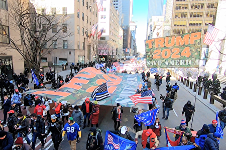 川普支持者3月5日在曼哈頓五大道遊行，打出「川普2024，拯救美國」的巨幅橫幅。