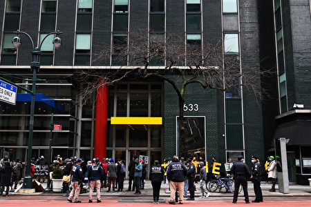 2021年3月01日，抗議民眾聚集在州長庫默的曼哈頓辦公室大樓外。
