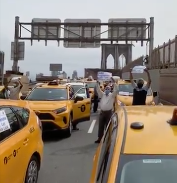 3月17日紐約黃色出租車堵塞了布碌崙橋抗議市長的補助計劃。