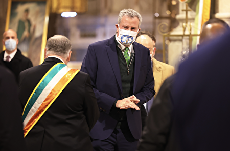市长白思豪3月17日早参加了爱尔兰教堂的弥撒。