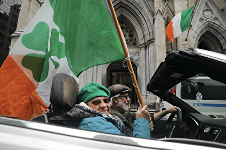 3月17日的纽约街头可以看到爱尔兰节日的标志性绿色。