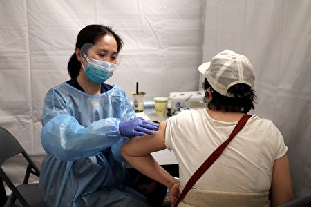 3月26日，紐約中華公所的側門（伊莉莎白街11號）作為臨時的疫苗點，正在進行疫苗接種。