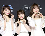 矢吹奈子与TWICE志效合照 被称“成功的粉丝”