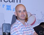 女儿2岁就用剪刀 吴凤从不阻止源于一理念