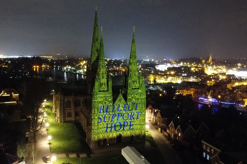 3月23日舉國反思日，在英格蘭中部利奇菲爾德，利奇菲爾德大教堂（Lichfield Cathedral）被黃色燈光照射著，同時上面寫著「反思」、「支持」和「希望」。（OLI SCARFF/AFP via Getty Images）
