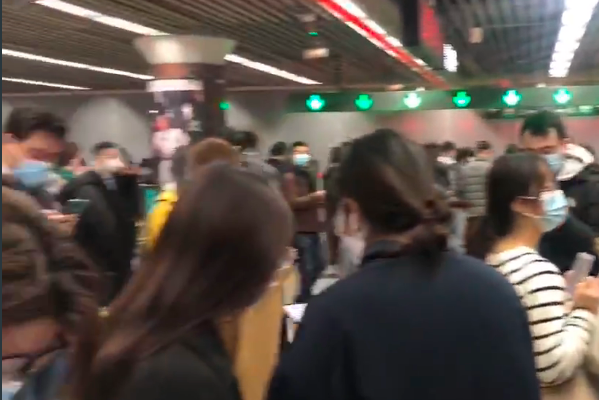 兩會期間北京地鐵故障臨時停車 網民抱怨