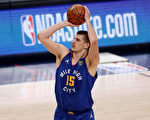 NBA约基奇大三元 掘金轻松敲昏雄鹿